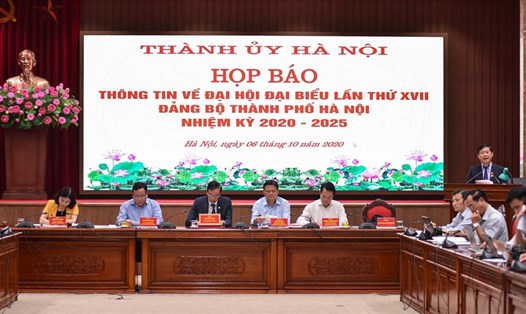 Buổi họp báo thông tin về công tác chuẩn bị Đại hội Đảng bộ Hà Nội lần thứ XVII. Ảnh: Phạm Đông