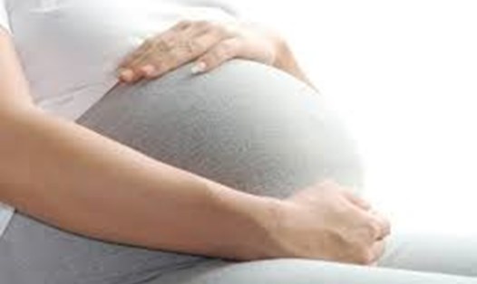 Người mang thai hộ phải giao đứa trẻ cho người nhờ mang thai. Ảnh ST