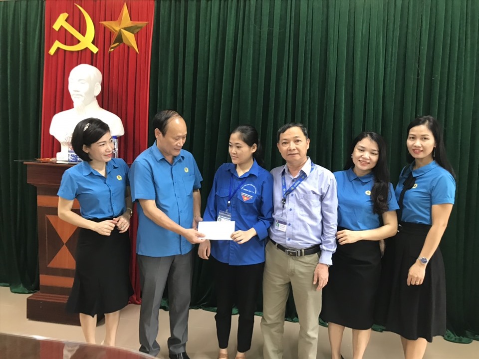 Đồng chí Nguyễn Tử Phương - Chủ tịch LĐLĐ tỉnh Nghệ An trao sổ tiết kiệm Tấm lòng Vàng cho con công nhân đặc biệt khó khăn. Ảnh: Phúc Đông