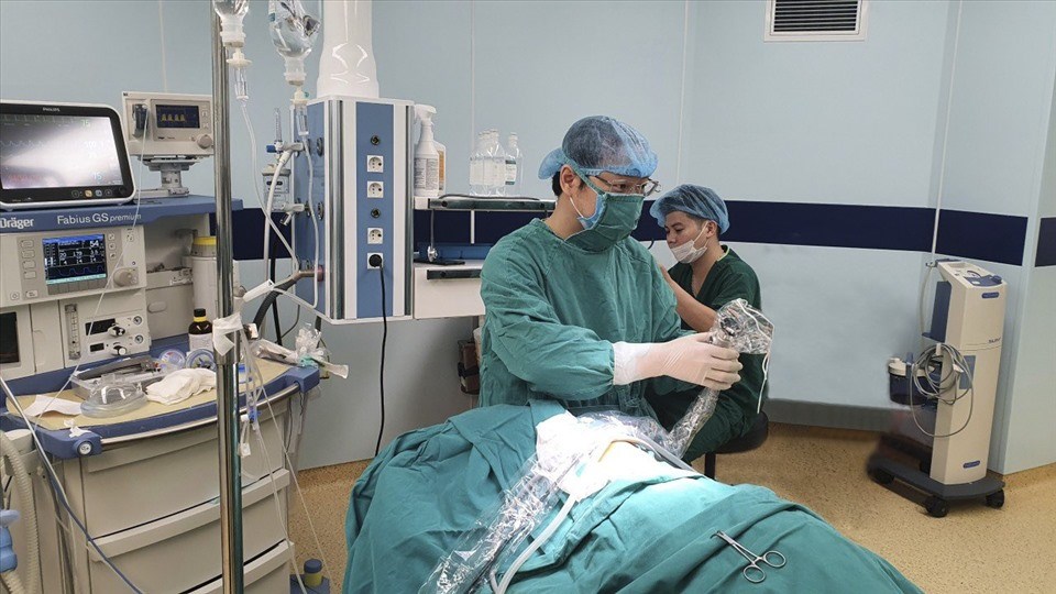 Bác sĩ phẫu thuật cho bệnh nhi. Ảnh: Hà Nguyệt. Bác sĩ phẫu thuật cho bệnh nhi. Ảnh: Hà Nguyệt.
