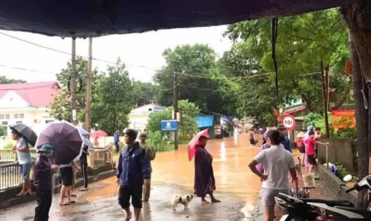 Người dân Lào Cai khắc phục hậu quả mưa lũ. Ảnh: Hoàng An