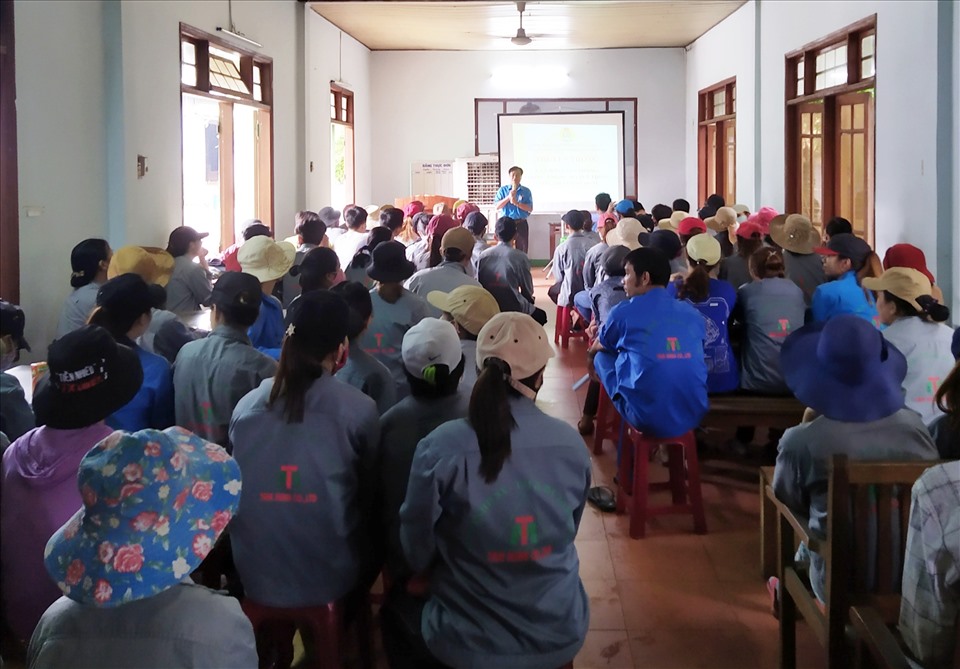 Khung cảnh buổi tuyên truyền an toàn giao thông và phòng chống tội phạm cho đoàn viên công đoàn ở Quảng Ngãi. Ảnh: Xuân Quang