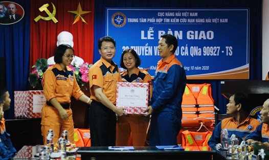 Tổng Giám đốc MRCC Bùi Văn Minh trao quà của Bộ trưởng Bộ Giao thông Vận tải cho các thuyền viên tàu QNa 90927-TS. Ảnh:Phương Linh