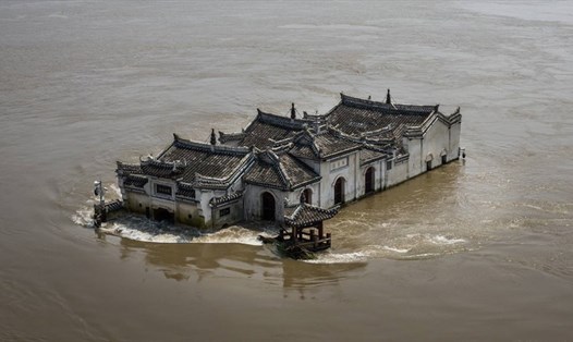 Biến đổi khí hậu đang làm thay đổi mùa mưa ở Châu Á, làm cho lượng mưa tập trung hơn và lũ lụt lớn hơn. Trong ảnh là lũ lụt ở Trung Quốc khiến nước sông Dương Tử dâng cao. Ảnh: Getty.