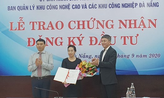 Mặc dù gặp nhiều khó khăn vì dịch COVID-19 nhưng TP.Đà Nẵng vẫn trao giấy chứng nhận đầu tư cho các doanh nghiệp. Ảnh: Thuỳ Trang