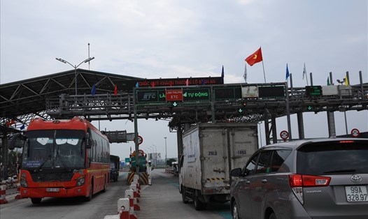 Chưa có quy định về phí sử dụng đường cao tốc thu qua trạm thu phí trên đường cao tốc do Nhà nước đầu tư. Ảnh: Hải Nguyễn