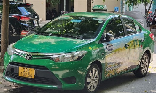 Một chiếc ô tô của hãng taxi tại Hà Nội đã đổi biển số vàng theo Thông tư 58 Bộ Công an. Ảnh: V.Dũng.