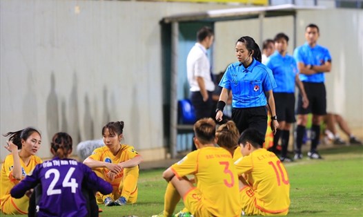 Các cầu thủ Phong Phú Hà Nam bỏ không thi đấu. Ảnh: Hải Đăng