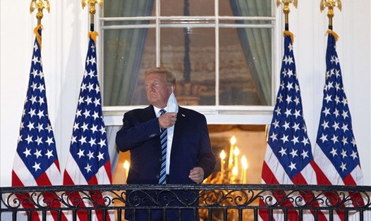 Tổng thống Donald Trump quay lại Nhà Trắng hôm 5.10. Ảnh: AFP