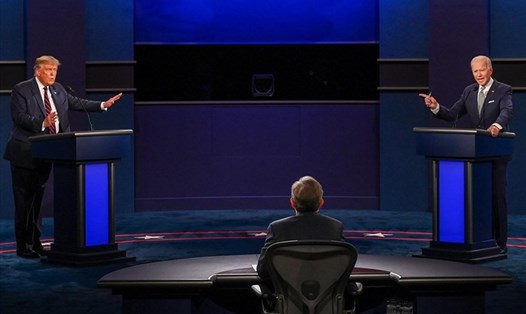 Ông Trump và ông Biden tham gia cuộc tranh luận bầu cử Tổng thống Mỹ đầu tiên hôm 29.9 tại Cleveland. Ảnh: AFP.