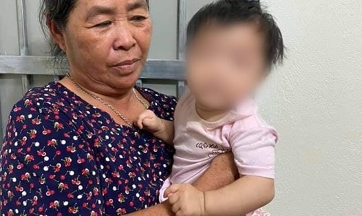 Cháu bé 8 tháng tuổi bị bỏ rơi trước cửa nhà dân ở Quảng Thanh (Thủy Nguyên, Hải Phòng). Ảnh UBND xã Quảng Thanh