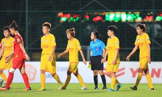 Các cầu thủ Phong Phú Hà Nam rời khỏi sân để phản ứng trọng tài. Ảnh: Hải Đăng
