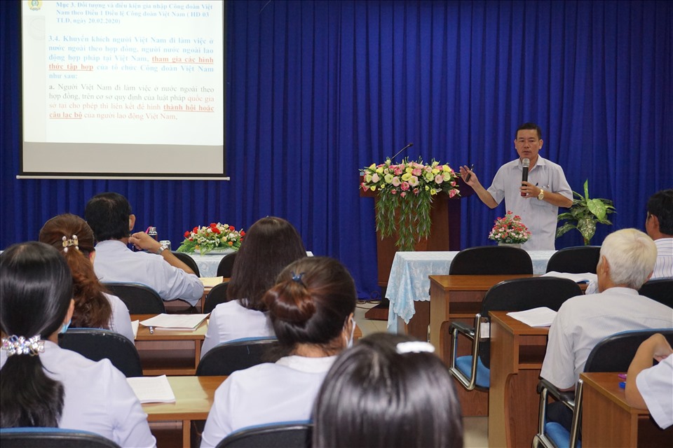 Báo cáo viên LĐLĐ tỉnh Tây Ninh triển khai chuyên đề về Điều lệ Công đoàn Việt Nam điều chỉnh. Ảnh LĐLĐ Tây Ninh cung cấp