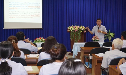 Báo cáo viên LĐLĐ tỉnh Tây Ninh triển khai chuyên đề về Điều lệ Công đoàn Việt Nam điều chỉnh. Ảnh LĐLĐ Tây Ninh cung cấp
