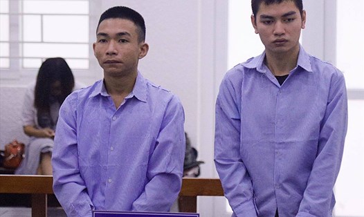 Hai tên cướp sát hại nam sinh chạy xe grab Đinh Văn Giáp và Đinh Văn Trường (từ trái qua) tại phiên toà sơ thẩm. Ảnh: V.Dũng.
