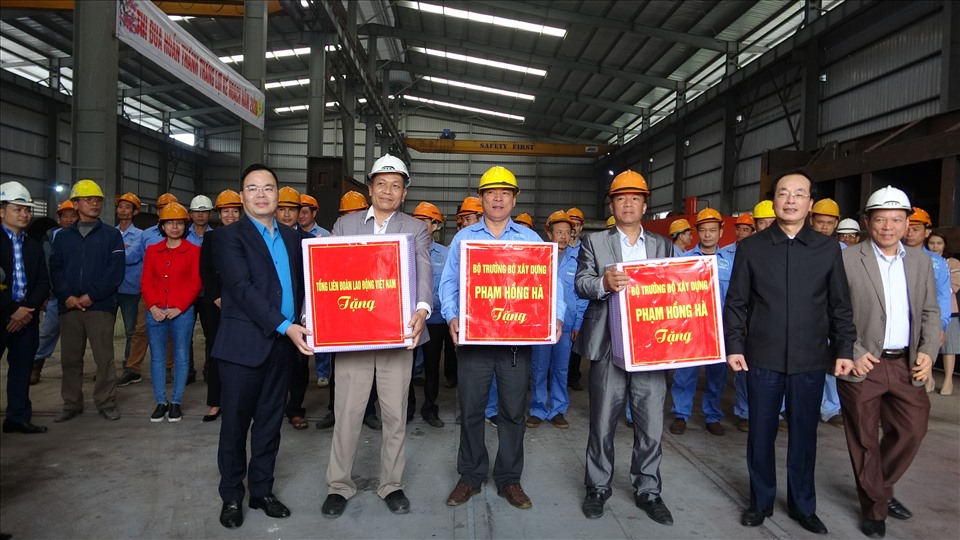 Bộ trưởng Bộ Xây dựng Phạm Hồng Hà và Trưởng ban Quản lý dự án Thiết chế Công đoàn (Tổng LĐLĐVN) Trần Văn Khải tặng quà Tết CNLĐ dịp Tết Canh Tý 2020. Ảnh: CĐXDVN