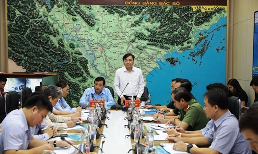 Thứ trưởng Bộ NNPTNT Nguyễn Hoàng Hiệp chủ trì họp khẩn chỉ đạo về công tác ứng phó với các hình thái thiên tai do áp thấp nhiệt đới gây mưa lớn. Ảnh: Ngọc Hà