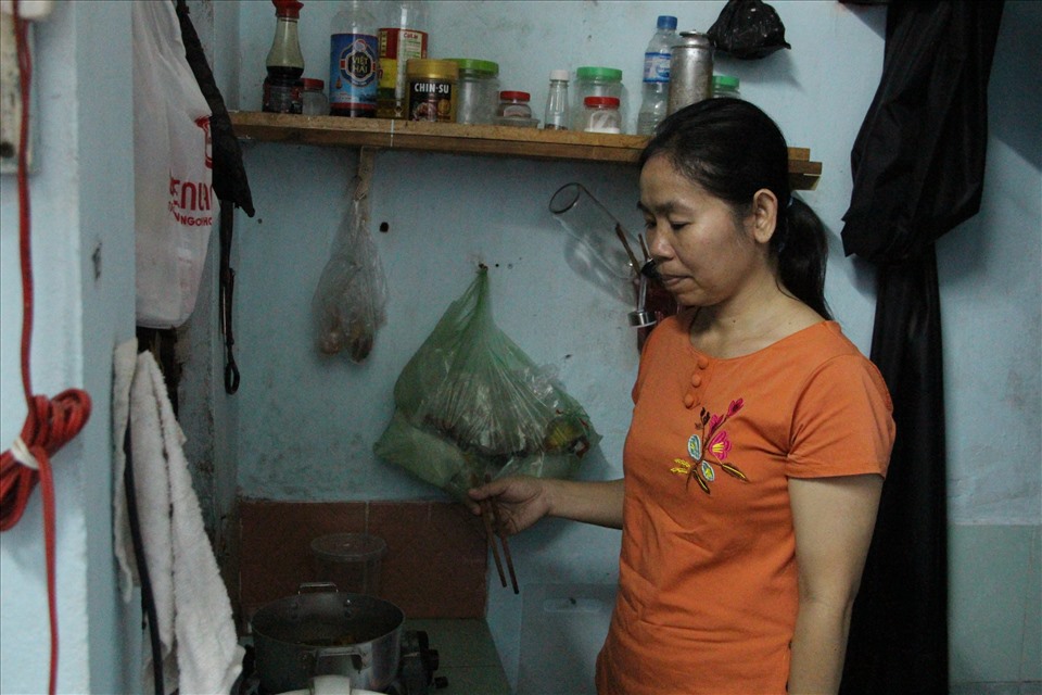 Chị Tăng Thị Hồng Xuân bị tạm hoãn HĐLĐ, cuộc sống còn nhiều khó khăn . Ảnh: Đình Trọng
