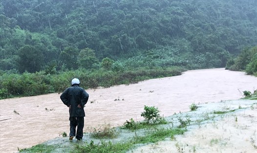 Mưa lớn, nước dâng cao ngập tuyến đường ở tỉnh Quảng Trị. Ảnh: PV.