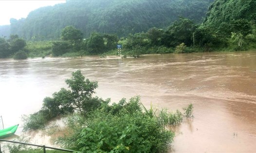 Mưa lớn khiến mực nước các sông suối trên địa bàn tỉnh Quảng Bình đang dâng cao gây ngập lụt ở một số địa phương. Ảnh: Lê Phi Long