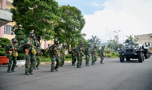 Các đơn vị luyện tập những tình huống ứng phó trong phương án bảo vệ Đại hội Đảng bộ tỉnh Kiên Giang lần XI. Ảnh: PV