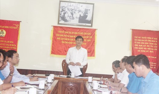 Đồng chí Ngọ Duy Hiểu - Phó Chủ tịch Tổng LĐLĐ Việt Nam làm việc với LĐLĐ Thanh  Hoá. Ảnh: X.H