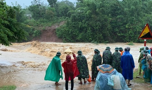 Lực lượng Đồn Biên phòng Ba Tầng chốt chặn, ngăn không cho người dân qua đập tràn thôn Loa (xã Ba Tầng) vì nước ngập tràn, chảy xiết. Ảnh: BP.