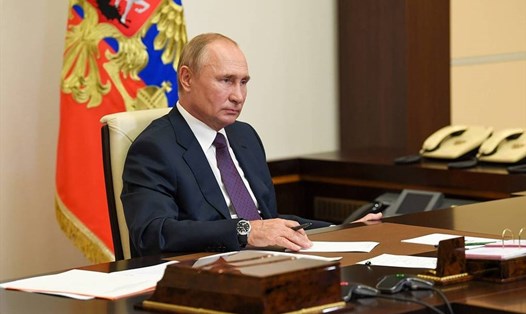 Tổng thống Nga Vladimir Putin kỷ niệm sinh nhật lần thứ 68 tại văn phòng làm việc. Ảnh: TASS