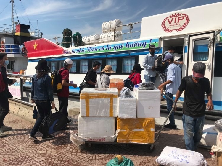 Tạm dừng tàu thuyền ra vào đảo Lý Sơn. Ảnh: Thanh Chung