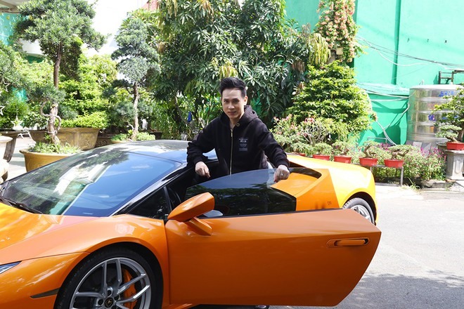 Chiếc Lamborghini được ca sĩ Nguyên Vũ mang lên sân khấu biểu diễn. Ảnh: BTC