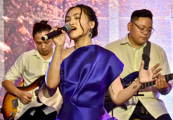 Nguyên Hà đằm thắm hơn sau 1 thập kỉ đi hát. Ảnh: NSCC