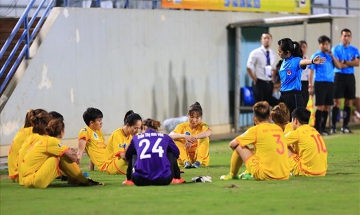 Đội bóng đã nữ Phong Phú Hà Nam phản ứng trọng tài, bỏ thi đấu. Ảnh: H.T