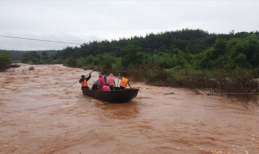 Lực lượng cứu hộ của huyện Chư Prông, tỉnh Gia Lai tìm kiếm người mất tích do mưa lũ (ảnh chụp ngày 7.10). Ảnh: Thanh Tuấn