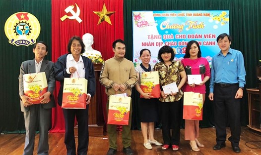 Công đoàn Viên chức tỉnh Quảng Nam luôn hỗ trợ, tặng quà cho đoàn viên, CNVCLĐ có hoàn cảnh khó khăn. Ảnh: T.B