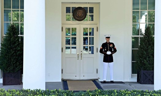 Một binh sĩ gác ở cửa Cánh Tây, một dấu hiệu cho thấy Tổng thống Donald Trump đang ở phòng Bầu dụctại Nhà Trắng ở Washington hôm 7.10. Ảnh: Reuters.