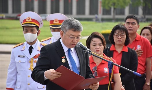 Ông Đặng Vũ Hùng, Tổng Giám đốc Tập đoàn Dệt May Việt Nam thay mặt báo công với Bác. Ảnh: CĐ DM