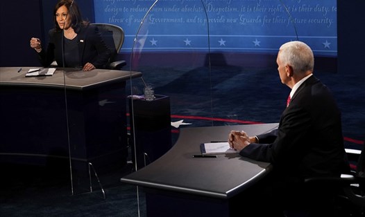 Bà Kamala Harris và ông Mike Pence trong cuộc tranh luận tối 7.10 theo giờ Mỹ. Ảnh: AP