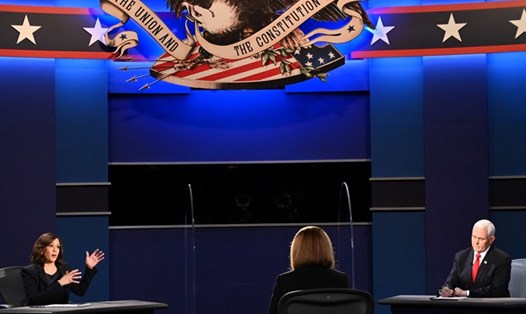 Bà Kamala Harris và ông Mike Pence trong cuộc tranh luận tối 7.10. Ảnh: AFP