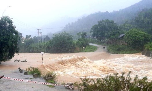 Mưa lớn khiến tuyến đường lên xã Hóa Sơn (Minh Hóa) bị ngập sâu. Ảnh: LPL
