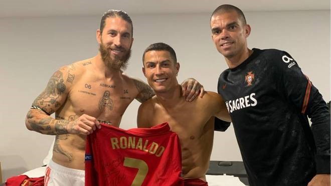 C. Ronaldo vắng nhà, con trai cả đi xăm hình đầu đời - Ngôi sao