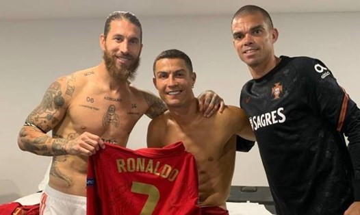 Ronaldo tặng áo đấu có chữ ký cho Sergio Ramos sau trận giao hữu Tây Ban Nha vs Bồ Đào Nha. Ảnh: Instagram.
