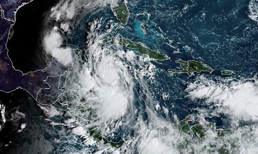 Hình ảnh vệ tinh về bão Delta hôm 6.10, khi chuẩn bị đổ bộ Mexico. Tin bão mới nhất cho hay, cơn bão này sẽ mạnh lên cấp 3 và đổ bộ Mỹ vào chiều 9.10. Ảnh: AFP