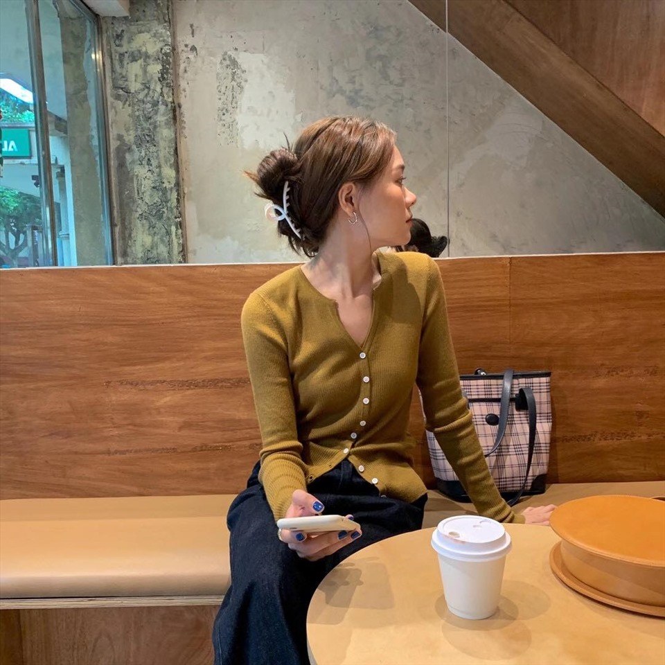 Cardigan, item quen thuộc dành cho thời tiết se lạnh. Cardigan, item quen thuộc dành cho thời tiết se lạnh.