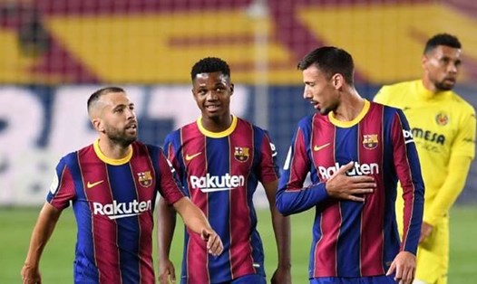 Cầu thủ Barcelona sẽ không lo bị giảm lương dù đội bóng vừa công bố mức lỗ kỷ lục. Ảnh: Getty.