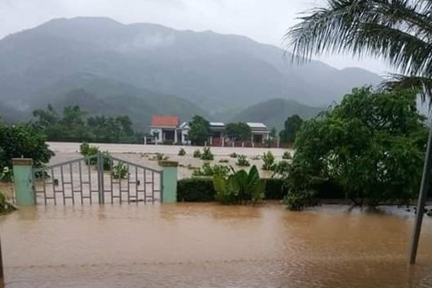 Mưa lũ gây ngập lụt nặng nề tại miền Trung. Ảnh: T.Ch