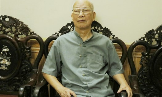 Ông Lê Ngọc Canh bồi hồi nhớ lại những ngày cùng Trung đoàn Thủ đô về tiếp quản Hà Nội năm 1954. Ảnh: Lan Nhi.