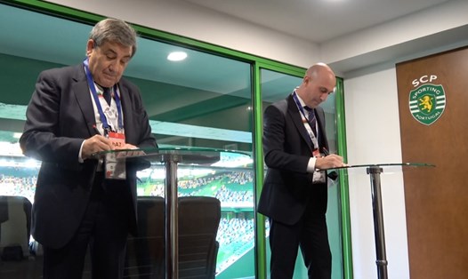 Đại diện 2 Liên đoàn bóng đá Tây Ban Nha và Bồ Đào Nha ký thỏa thuận về chiến dịch chạy đua đăng cai World Cup 2030. Ảnh: Marca