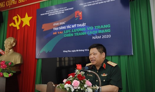 Thiếu tướng Lê Xuân Sang phát biểu chỉ đạo Trại Sáng tác. Ảnh BTLSQSVN