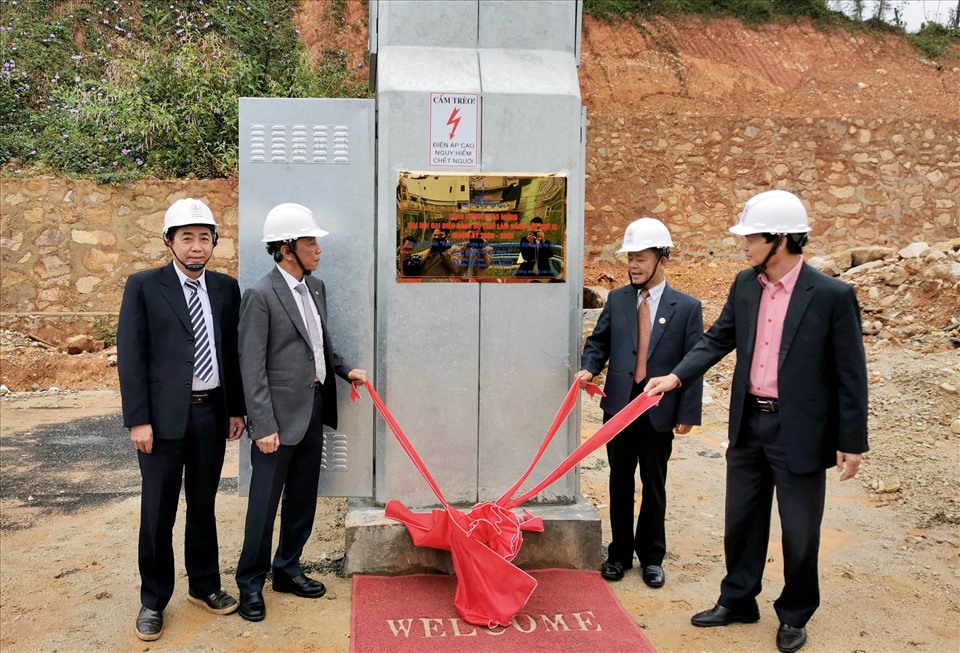 Các đại gắn biển công trình. Ảnh Thu Phương