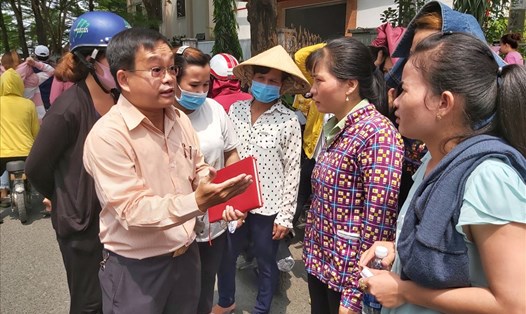 Ông Phạm Văn Hiền - Phó Chủ tịch Công đoàn các KCX-CN TPHCM - trao đổi với các công nhân Công ty Yesum Vina. 
Ảnh: Nam Dương
